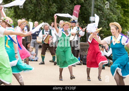 Buxton Day des Tanzes von Kapelle-En-le-Frith Morris Männer gehostet. Ein Fest der traditionellen Tänzen vom ganzen Land. Stockfoto