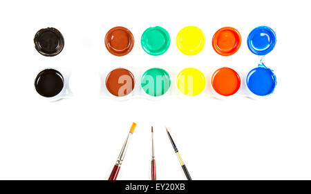 Pinsel und Farbe in verschiedenen Farben in Containern. Stockfoto