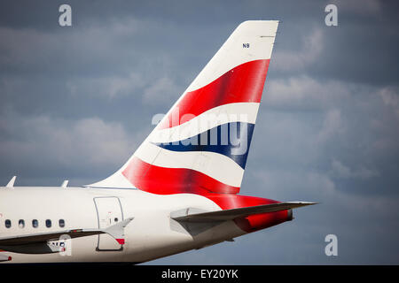 Schwanzflosse von British Airways Flugzeug Airbus A318 G-EUNB bei Royal International Air Tattoo an RAF Fairford, Gloucestershire, UK Stockfoto