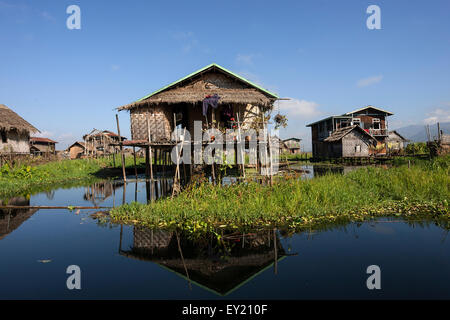 Traditionellen Pfahlbauten Häuser in Inle-See, Spiegelung im Wasser, Shan State in Myanmar Stockfoto