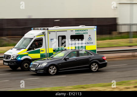 Scottish Ambulance Service Notfallambulanz Beschleunigung entlang der Kingsway West Doppelspurstraße als Reaktion auf einen Notfall 999 in Dundee, Schottland Stockfoto