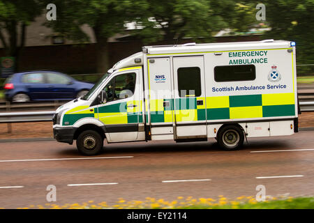 Scottish Ambulance Service Notfallambulanz Beschleunigung entlang der Kingsway West Doppelspurstraße als Reaktion auf einen Notfall 999 in Dundee, Schottland Stockfoto