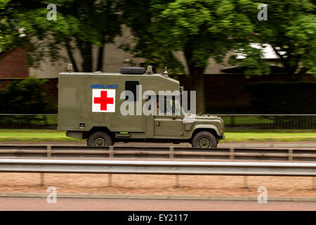 Britische Armee Schlachtfeld Krankenwagen Land Rover Reisen entlang der Kingsway West Schnellstraße in Dundee, Großbritannien Stockfoto