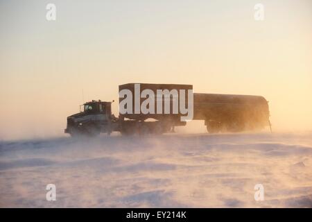 LKW-Transport von waren auf dem verschneiten Dalton Highway mitten im arktischen Winter, Dalton Highway, Haul Road, Alaska, USA Stockfoto