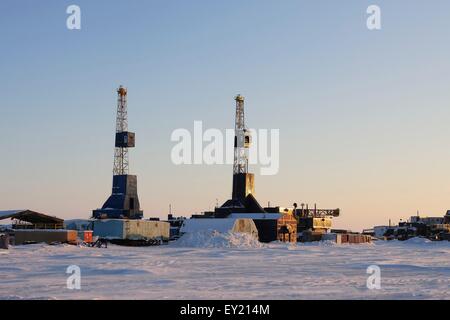 Öl-Bohrtürme auf der Prudhoe Bay-Ölfeld, Prudhoe Bay, Alaska, USA Stockfoto