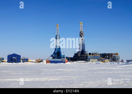 Öl-Bohrtürme auf der Prudhoe Bay-Ölfeld, Prudhoe Bay, Alaska, USA Stockfoto