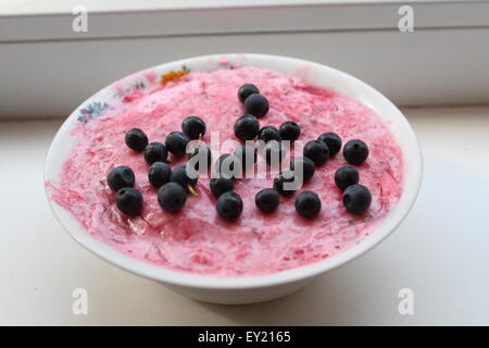 Himbeer-Mousse in gesundes leichtes Dessert Schale dekoriert wilde Brombeere an der Spitze Stockfoto