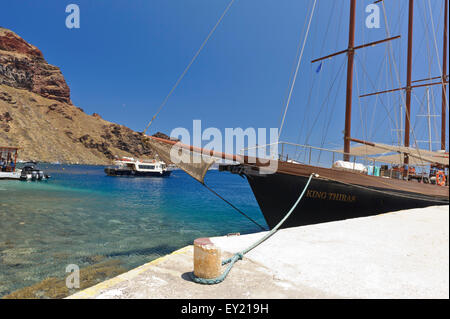 Boote vor Anker in dem kleinen Hafen auf der Insel Thirasia, Santorini, Griechenland. Stockfoto