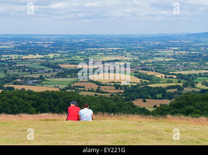 Paar genießt die Aussicht von den Hügeln von Malvern, Worcestershire, England UK Stockfoto