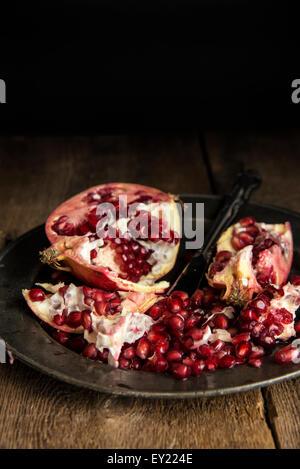 Launisch Natrual Beleuchtung Bilder von frischen saftigen Granatapfel mit Vintage-Stil Stockfoto