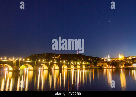 Karlsbrücke bei Nacht, Prag, Tschechische Republik Stockfoto