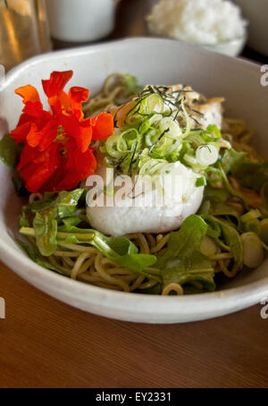 Schüssel mit Sommer Ramen Noodle Bowl mit würziger Teriyaki Huhn, Shitake-Pilzen und grünen.  Kuma Restaurant in Tofino, BC. Stockfoto