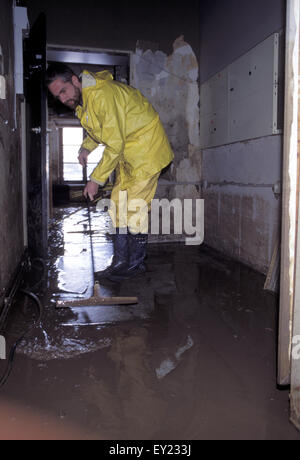 Europa, Deutschland, Köln, Hochwasser des Rheins im Januar 1995, Reinigungsarbeiten nach der Flut in den alten Teil der Stadt... Euro Stockfoto