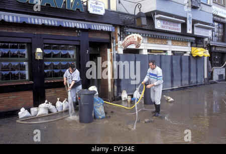 DEU, Deutschland, Köln, Aufräumarbeiten nach der Flut am Rheinufer im Januar 1995, Abpumpen von Wasser überflutet Inn... DEU Stockfoto
