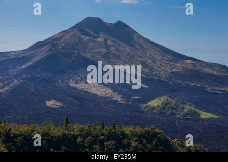 Mount Batur mit schwarzen vulkanischen Sand auf seinen hängen. Bali, Indonesien. Stockfoto