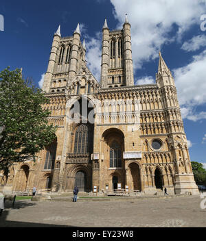 Westfassade der Kathedrale von Lincoln, Lincolnshire, England, UK Stockfoto