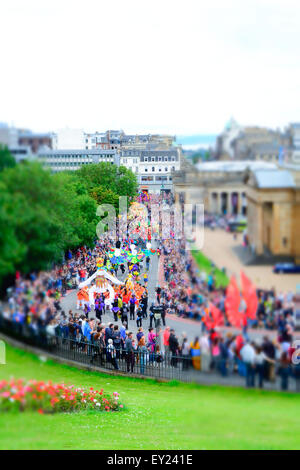 Menschenmassen sehen die Edinburgh Festival Parade im Juli 2015 auf dem Hügel Stockfoto