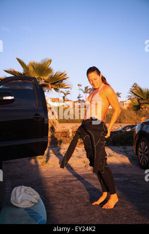 Surferin auf Neoprenanzug im Beach Car Park, Cardiff-By-The-Sea, Kalifornien, USA Stockfoto