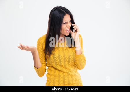 Böse Frau am Telefon isoliert auf weißem Hintergrund Stockfoto