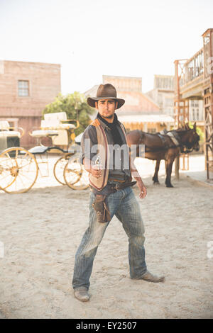 Porträt von Cowboy zeigenden Waffe im wilden Westen Film set, Fort Bravo, Tabernas, Almeria, Spanien Stockfoto