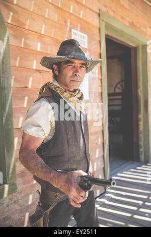 Porträt von Cowboy Pistole auf Wild-West-Film hält set, Fort Bravo, Tabernas, Almeria, Spanien Stockfoto