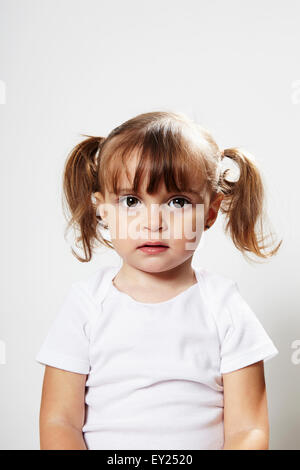Porträt der jungen Mädchen mit Zöpfen Stockfoto