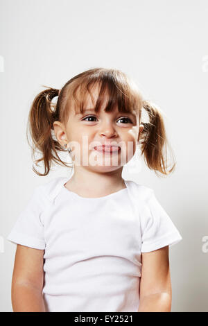 Porträt der jungen Mädchen mit Zöpfen, Grimassen Stockfoto