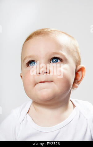 Porträt von Baby Boy, wegschauen Stockfoto
