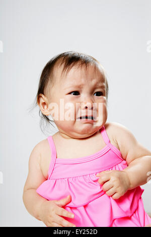 Porträt von Babymädchen Weinen Stockfoto
