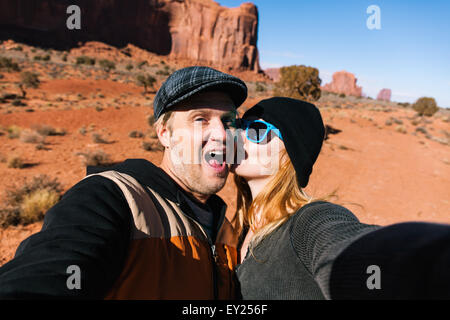 Paar Fotografieren selbst im Monument Valley, Utah, USA Stockfoto