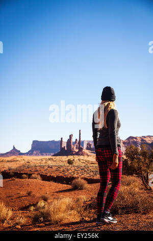 Rückansicht des Mitte Erwachsene Frau mit Blick auf Monument Valley, Utah, USA Stockfoto