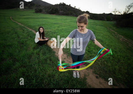 Junge Frau im Feld entwirren Tanz Bänder Stockfoto