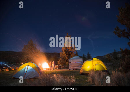 Menschen rund um den Campingplatz Feuer, Smith Rock State Park, Oregon, Vereinigte Staaten Stockfoto