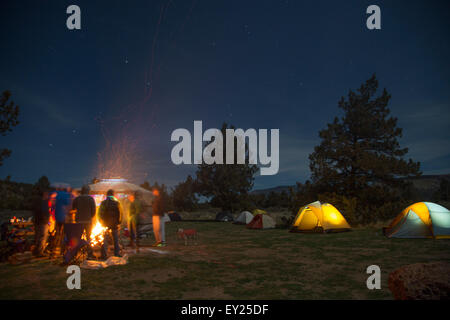 Menschen rund um den Campingplatz Feuer, Smith Rock State Park, Oregon, Vereinigte Staaten Stockfoto