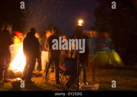 Menschen rund um den Campingplatz Feuer, Smith Rock State Park, Oregon, Vereinigte Staaten Stockfoto