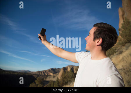 Wanderer nehmen Selfie, Smith Rock State Park, Oregon, Vereinigte Staaten Stockfoto