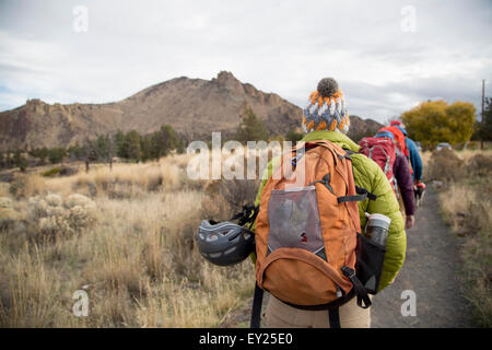 Wanderer zu Fuß auf dem richtigen Weg, Smith Rock State Park, Oregon, Vereinigte Staaten Stockfoto