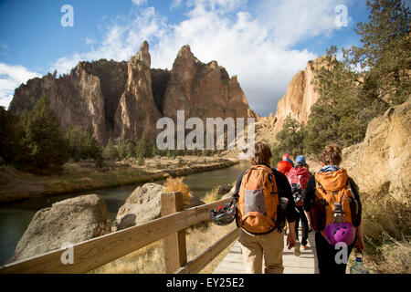 Wanderer zu Fuß auf dem richtigen Weg, Smith Rock State Park, Oregon, Vereinigte Staaten Stockfoto