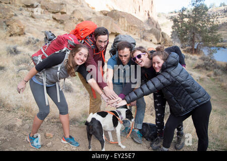 Wanderer und Hund, Smith Rock State Park, Oregon, Vereinigte Staaten Stockfoto