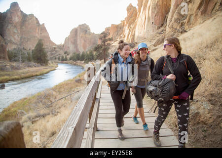 Wanderer zu Fuß auf dem richtigen Weg, Smith Rock State Park, Oregon, Vereinigte Staaten Stockfoto