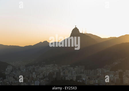 Fernblick über die Stadt und die Christusstatue im Morgengrauen, Rio De Janeiro, Brasilien Stockfoto