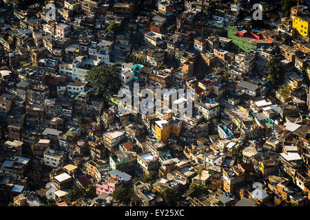 Luftaufnahme über dem überfüllten Favela, Rio De Janeiro, Brasilien Stockfoto