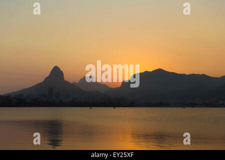 Sonnenuntergang am Lagoa Rodrigo de Freitas, Rio De Janeiro, Brasilien Stockfoto