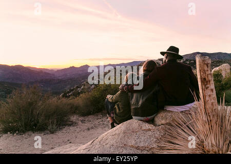 Rückansicht von drei Erwachsenen Freunden Blick auf Landschaft, Los Angeles, Kalifornien, USA Stockfoto