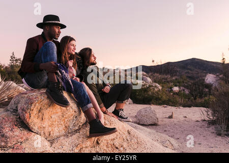 Drei Erwachsene Freunde Blick auf Landschaft, Los Angeles, Kalifornien, USA Stockfoto