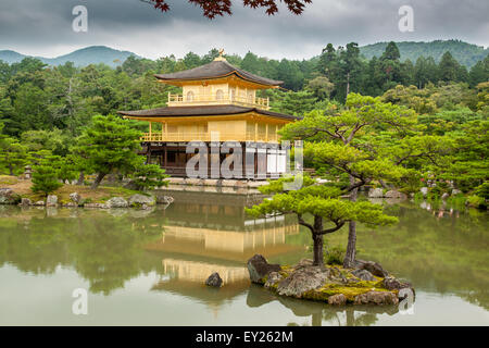 Goldener Pavillon oder Kinkaku-Ji-Tempel, eines der berühmtesten Wahrzeichen Japans. Stockfoto