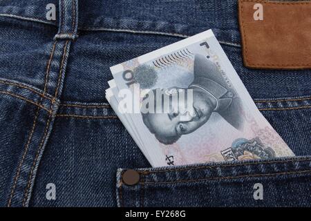Chinesisches Geld (10 RMB Hinweis) in einer Tasche Stockfoto
