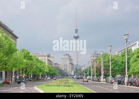 Berlin Karl Marx Allee, Blick auf den Strausberger Platz in der Karl Marx Allee im ehemaligen kommunistischen Ostteil Berlins. Stockfoto