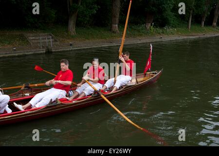 Shepperton, Surrey, UK. 20. Juli 2015. Die jährlichen Volkszählung Schwan auf der Themse "Swan Upping" begann heute ausgehend von Sunbury. Das Ereignis stammt aus dem 12. Jahrhundert, als die Krone an alle Höckerschwäne (damals eine wichtige Nahrungsquelle für Bankette und feste) behauptete. Die Königin Swan Marker und die begleitenden Swan Oberteil Winzer und Färber Livery Companies Verwendung 6 traditionelle Themse Rudern Ruderboote in die Reise stromaufwärts Credit: Emma Durnford / Alamy Live News Stockfoto