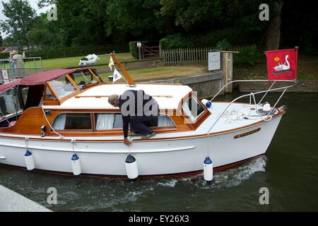 Shepperton, Surrey, UK. 20. Juli 2015. Die jährlichen Volkszählung Schwan auf der Themse "Swan Upping" begann heute ausgehend von Sunbury. Das Ereignis stammt aus dem 12. Jahrhundert, als die Krone an alle Höckerschwäne (damals eine wichtige Nahrungsquelle für Bankette und feste) behauptete. Die Königin Swan Marker und die begleitenden Swan Oberteil Winzer und Färber Livery Companies Verwendung 6 traditionelle Themse Rudern Ruderboote in die Reise stromaufwärts Credit: Emma Durnford / Alamy Live News Stockfoto